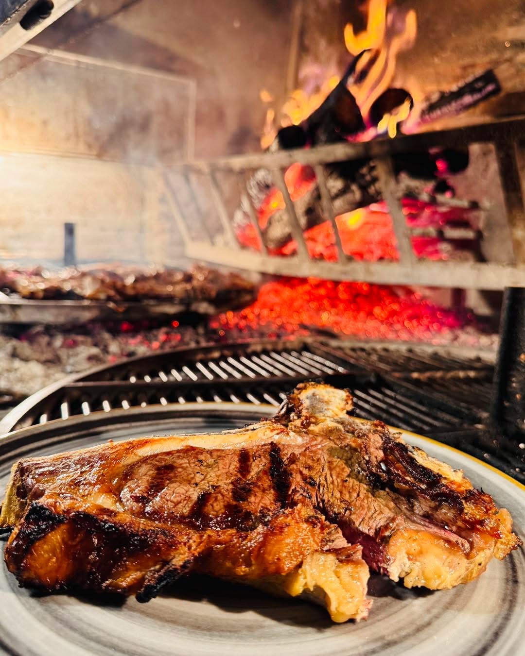 Bistecca alla brace con fuoco