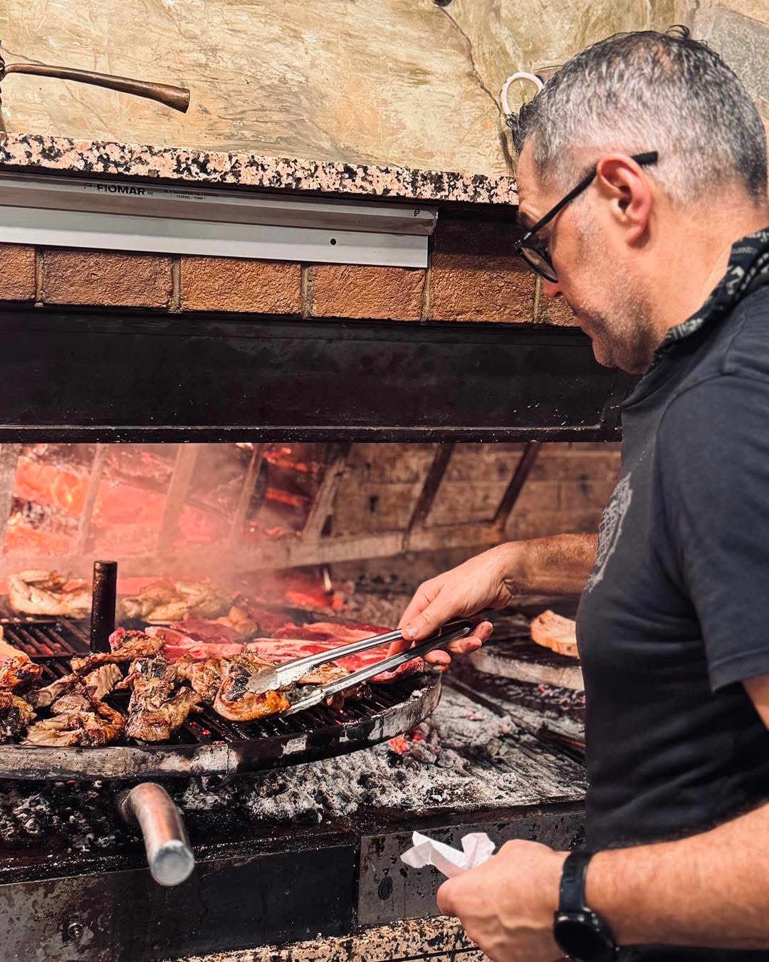Massimo Vinci alla griglia del Ristorante Sora Rosa – carne alla brace Castelli Romani