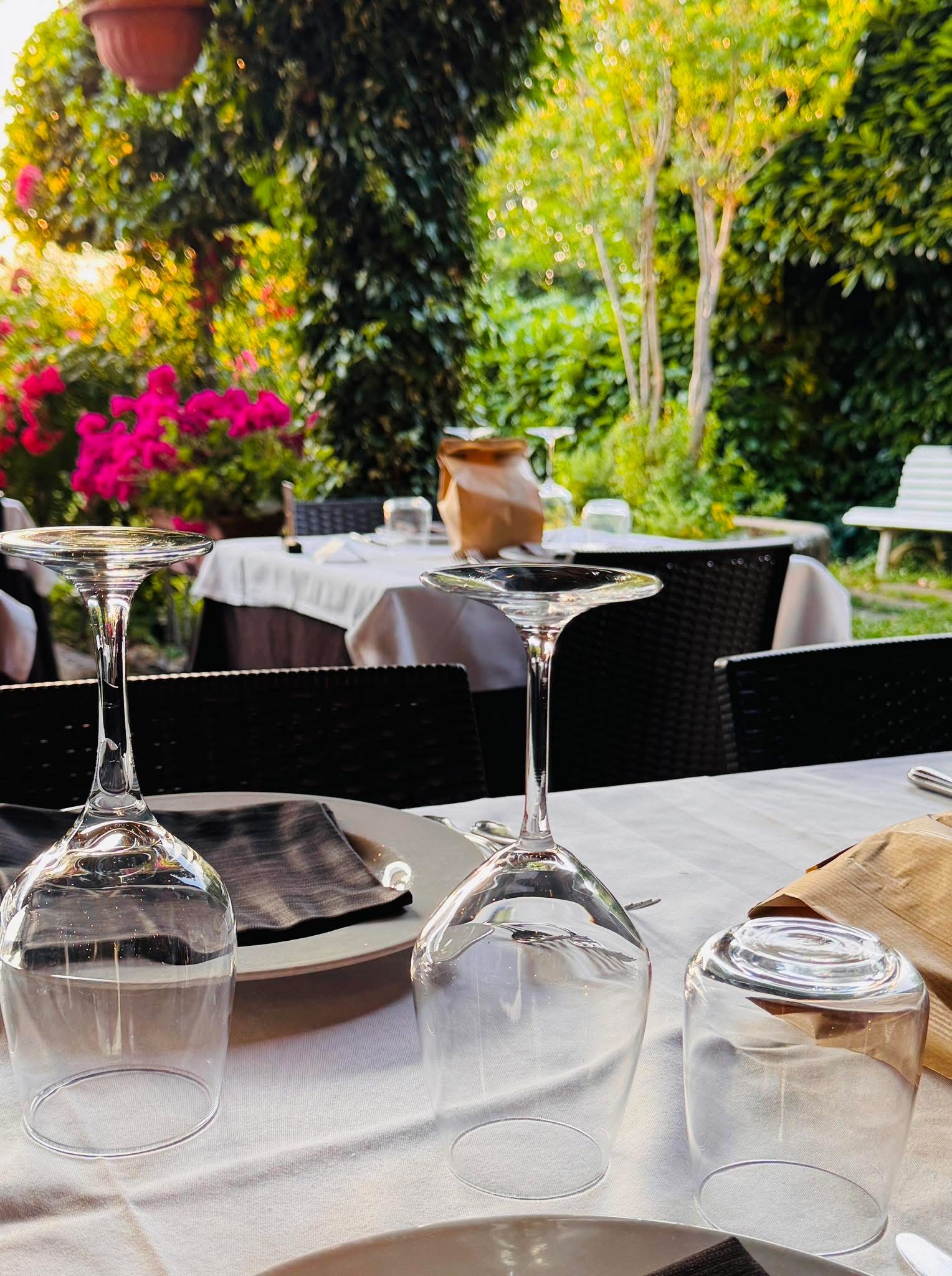 Tavoli all'aperto con giardino in fiore