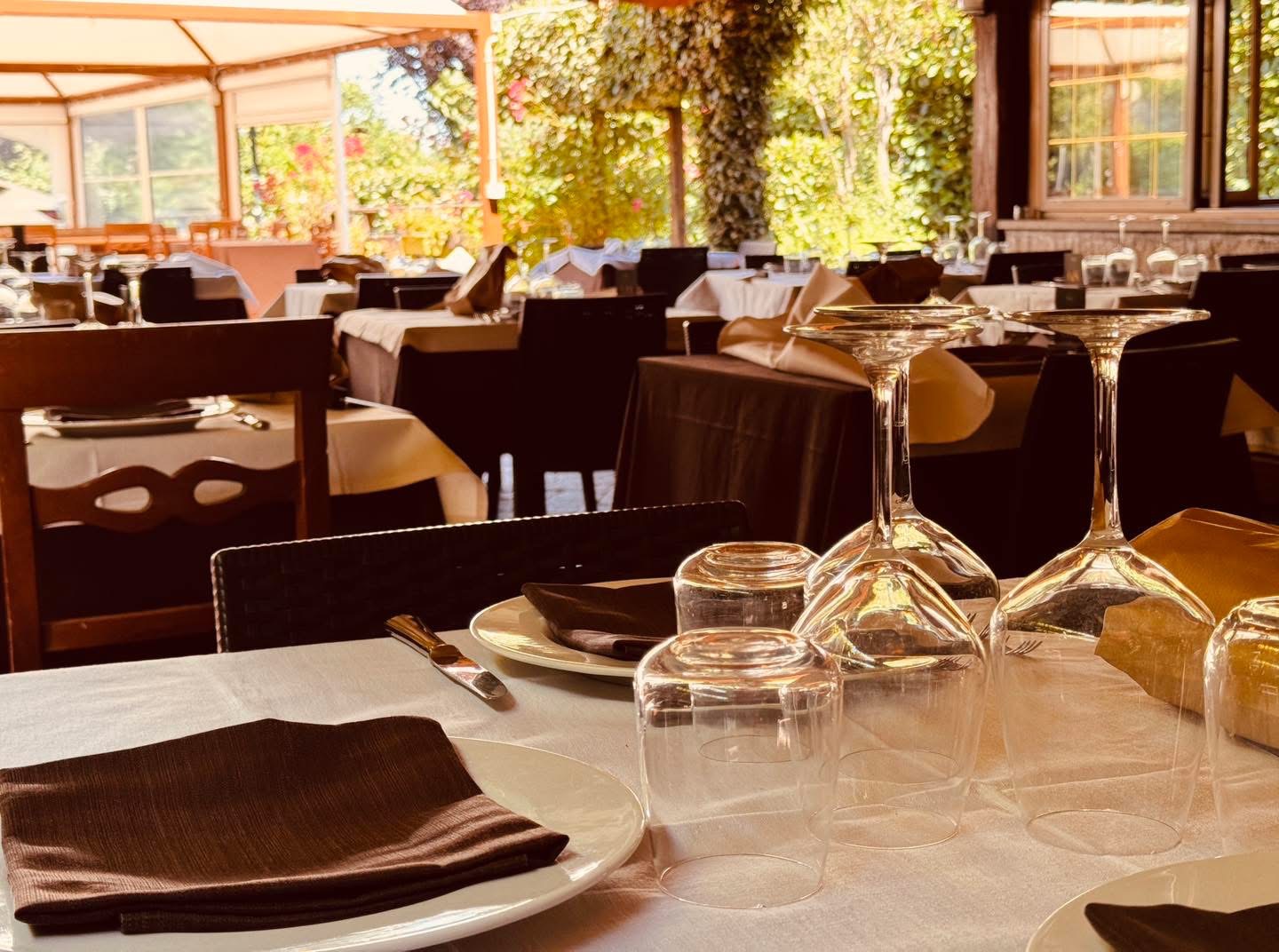 Tavoli eleganti al coperto